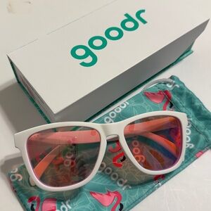 Goodr Au Revoir, Gopher sunglasses